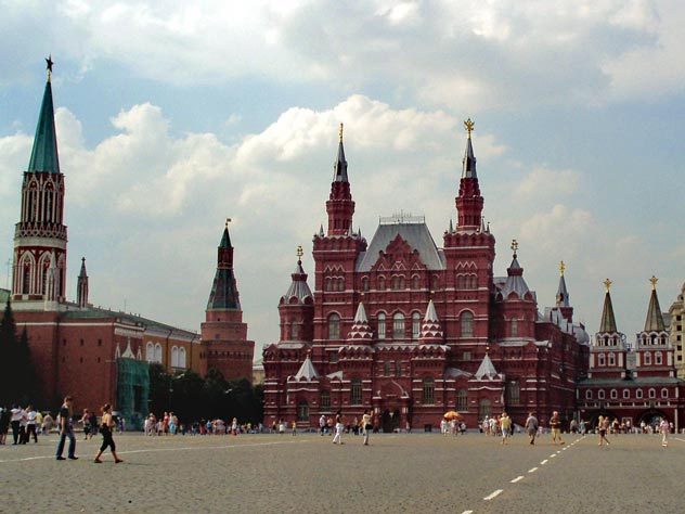 Улицу назвали красной. Какого цвета красная площадь. Красная Москва. Какого цвета была красная площадь. Москва красная название.