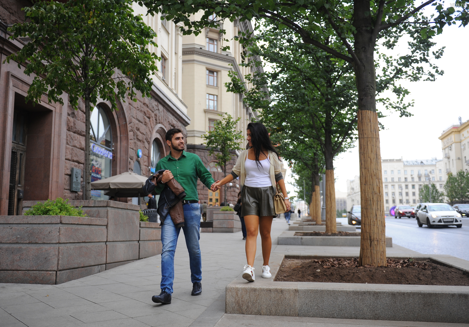 Можно взять на улицу. Туристы в Москве. Столица фото. Прямо на улице.