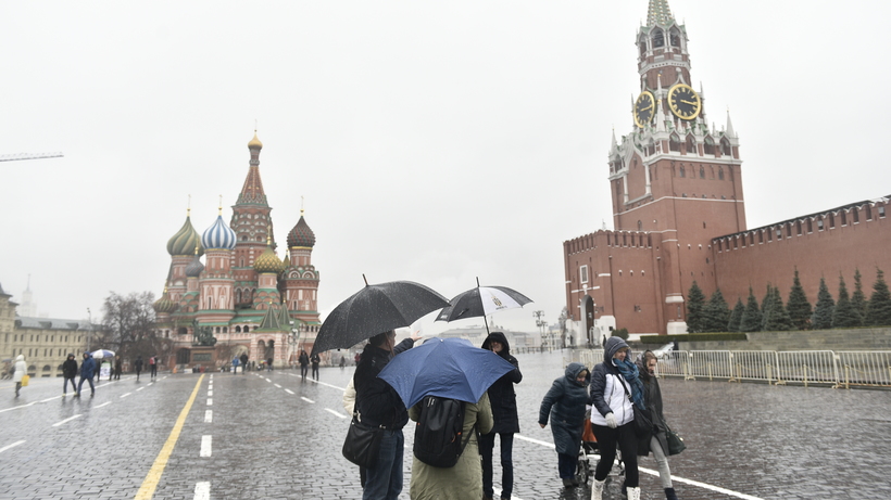 Погода в москве конец апреля начало мая. Москва в начале ноября. Москва в начале апреля. Красная площадь после дождя.
