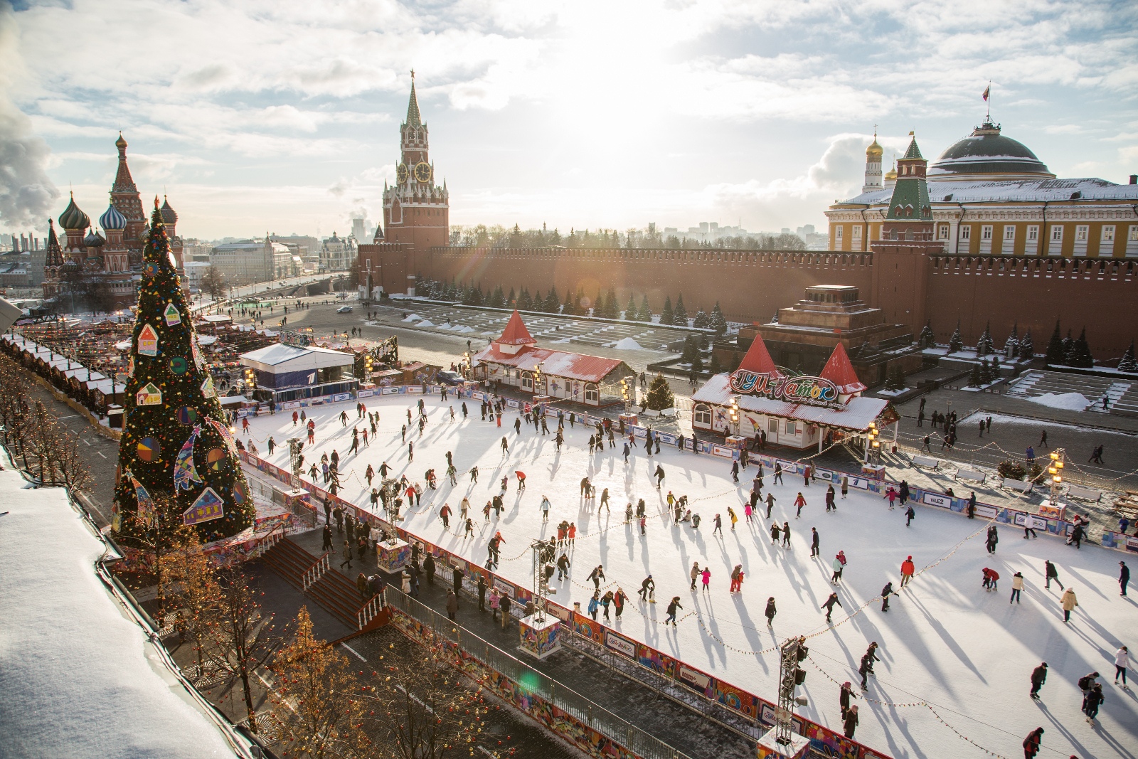 Красный сходить. ГУМ-каток Москва. Каток на красной площади. ГУМ каток красной на красной площади. Москва зимой ГУМ каток.